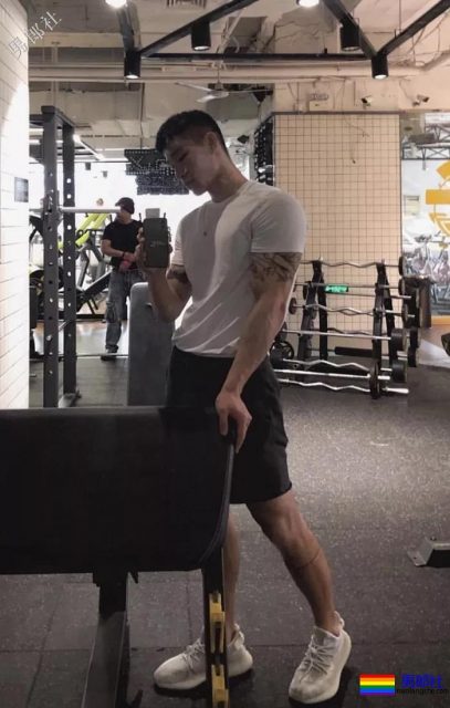 撸猫的肌肉小哥哥，爱死了！-51虹马