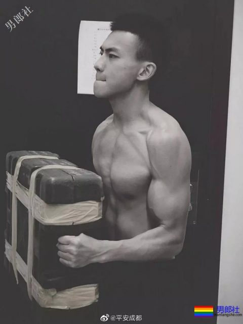 成都的特警小哥真帅气！-51虹马