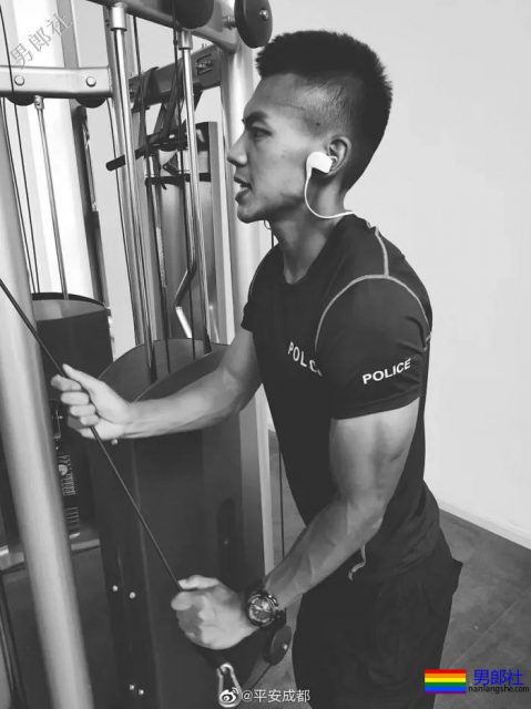 成都的特警小哥真帅气！ - 51虹马