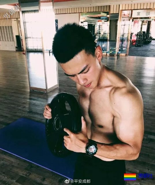 成都的特警小哥真帅气！ - 51虹马