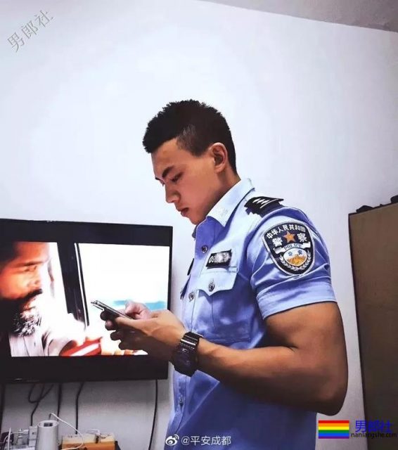 成都的特警小哥真帅气！ - 51虹马