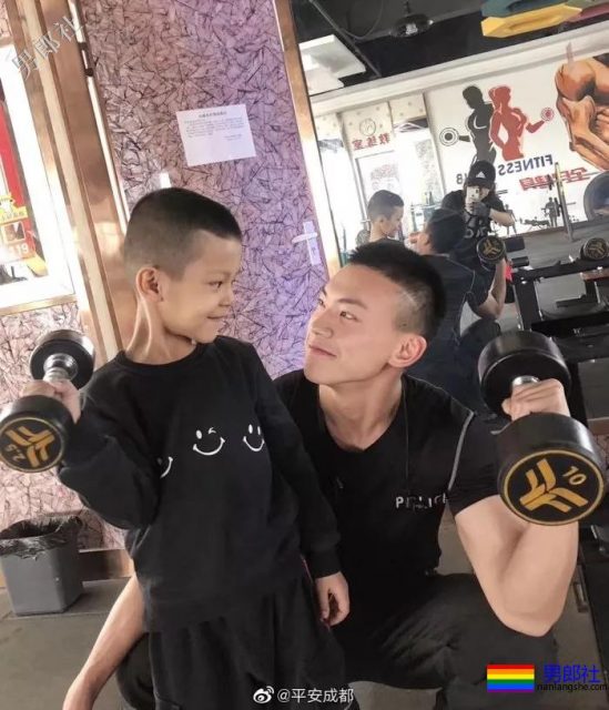 成都的特警小哥真帅气！ - 51虹马