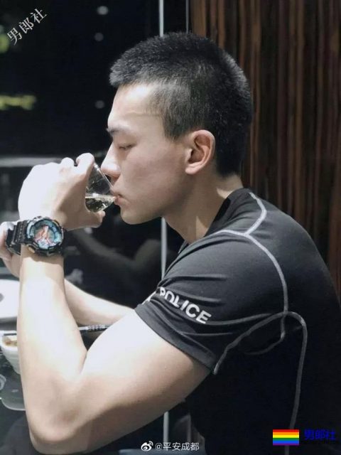 成都的特警小哥真帅气！ - 51虹马