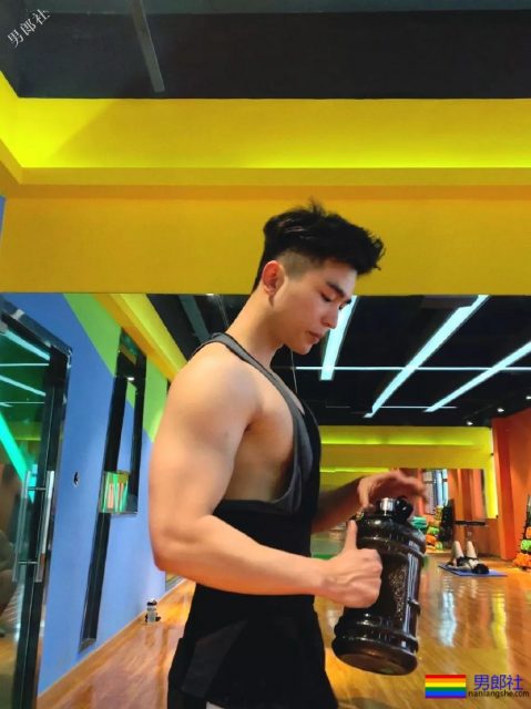 网红腹肌小狼狗大比拼！微博好看男生硬核照，肌肉零差评！ - 51虹马