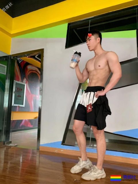 网红腹肌小狼狗大比拼！微博好看男生硬核照，肌肉零差评！ - 51虹马