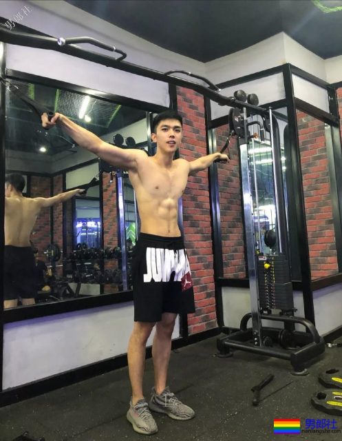 网红腹肌小狼狗大比拼！微博好看男生硬核照，肌肉零差评！ - 51虹马