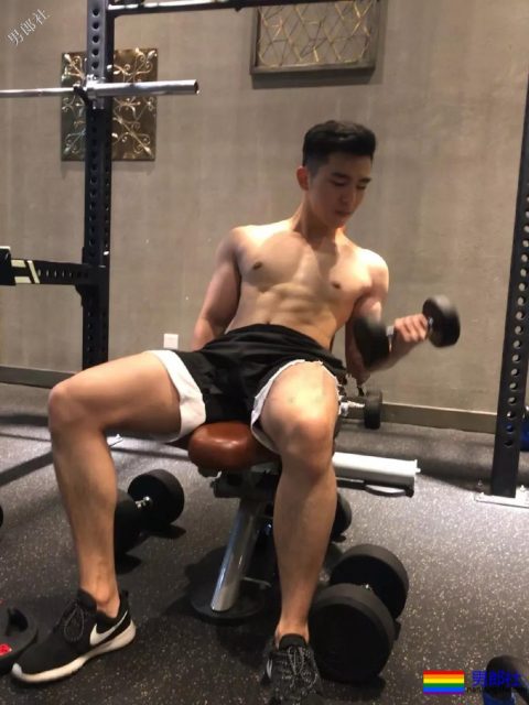 网红腹肌小狼狗大比拼！微博好看男生硬核照，肌肉零差评！ - 51虹马