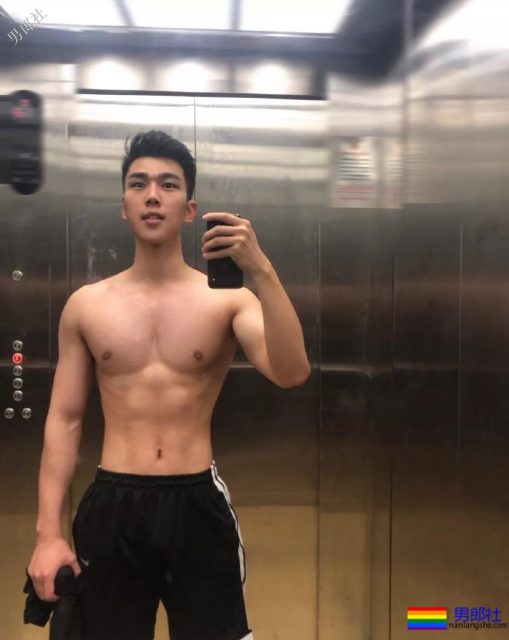 网红腹肌小狼狗大比拼！微博好看男生硬核照，肌肉零差评！ - 51虹马