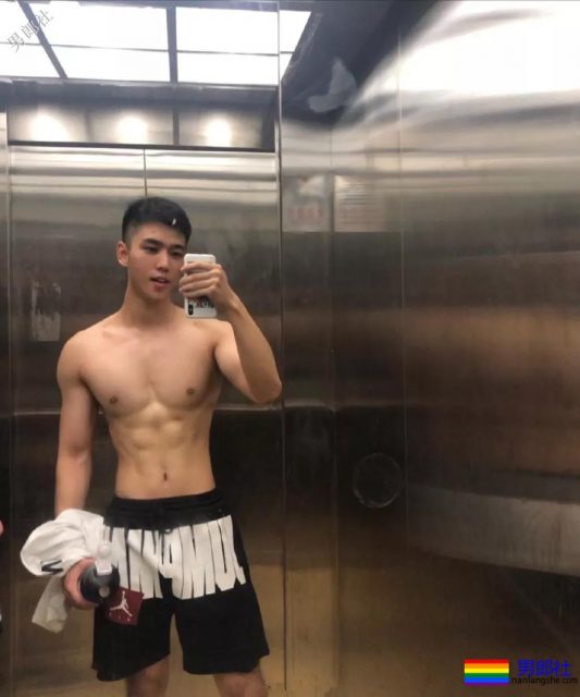 网红腹肌小狼狗大比拼！微博好看男生硬核照，肌肉零差评！ - 51虹马