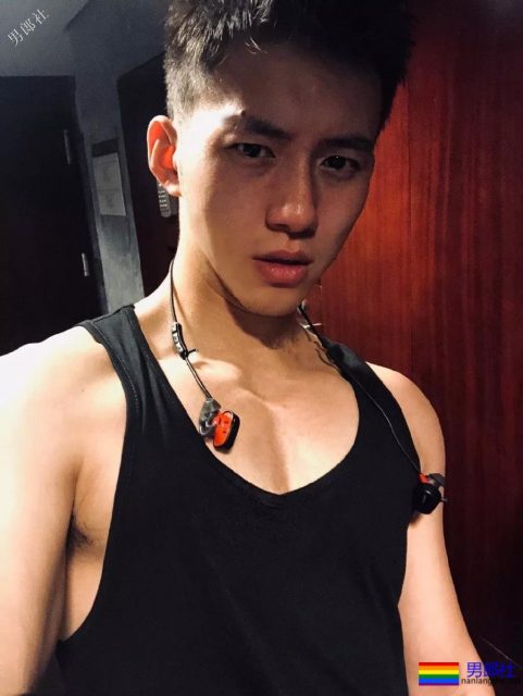 网红腹肌小狼狗大比拼！微博好看男生硬核照，肌肉零差评！ - 51虹马