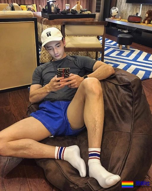 网红腹肌小狼狗大比拼！微博好看男生硬核照，肌肉零差评！ - 51虹马