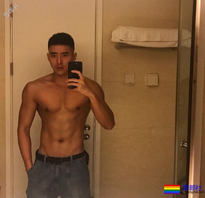 网红腹肌小狼狗大比拼！微博好看男生硬核照，肌肉零差评！ - 51虹马