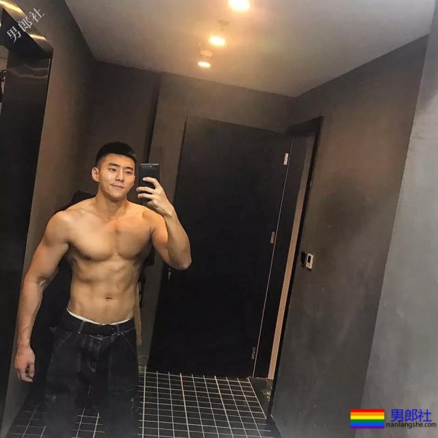 网红腹肌小狼狗大比拼！微博好看男生硬核照，肌肉零差评！ - 51虹马