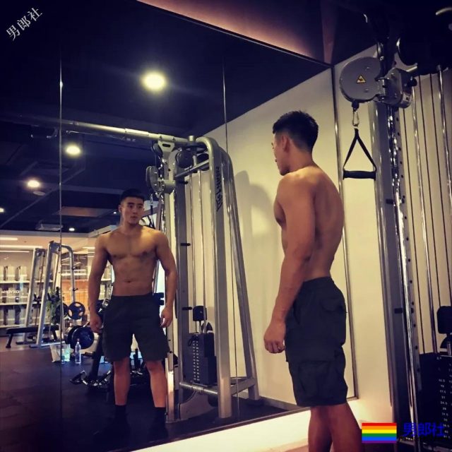 网红腹肌小狼狗大比拼！微博好看男生硬核照，肌肉零差评！ - 51虹马