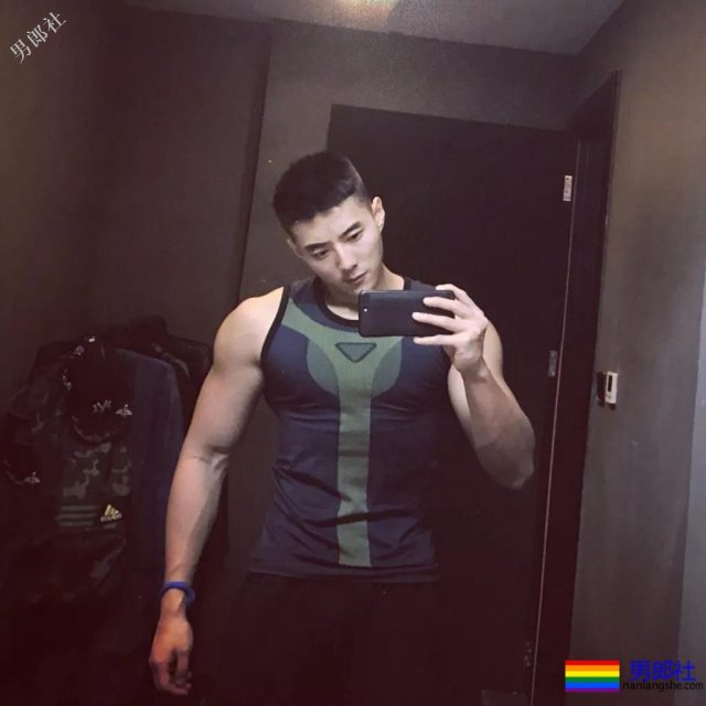 网红腹肌小狼狗大比拼！微博好看男生硬核照，肌肉零差评！ - 51虹马