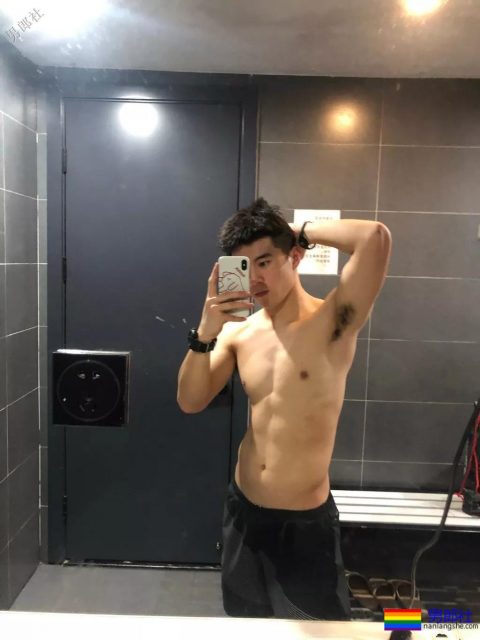 网红腹肌小狼狗大比拼！微博好看男生硬核照，肌肉零差评！ - 51虹马