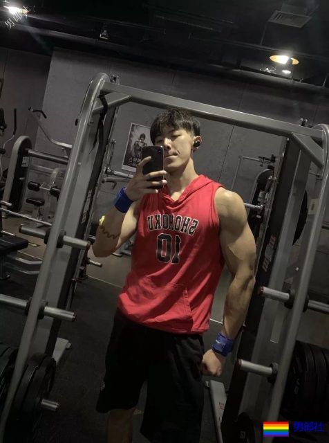 网红腹肌小狼狗大比拼！微博好看男生硬核照，肌肉零差评！ - 51虹马