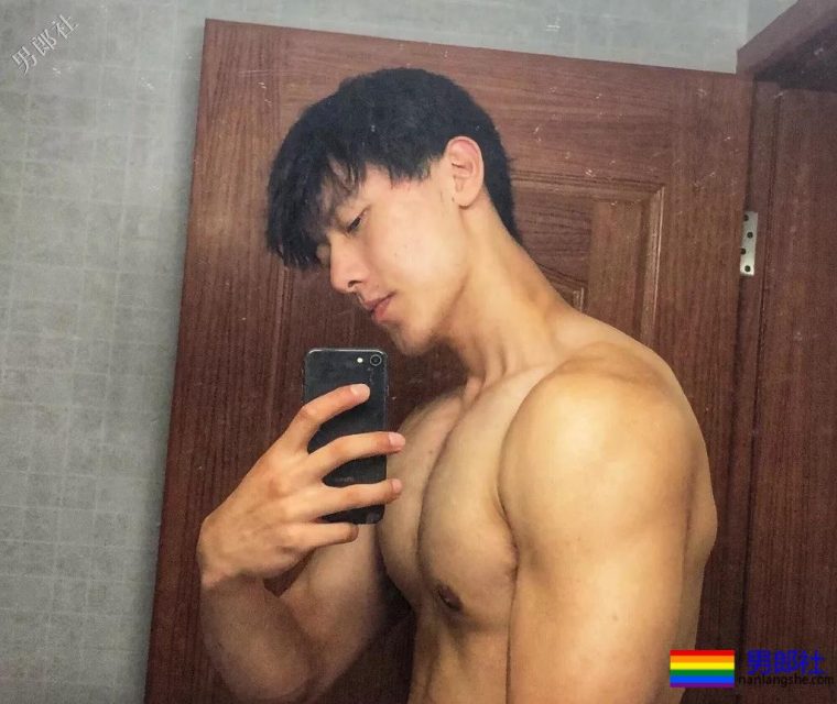 网红腹肌小狼狗大比拼！微博好看男生硬核照，肌肉零差评！ - 51虹马