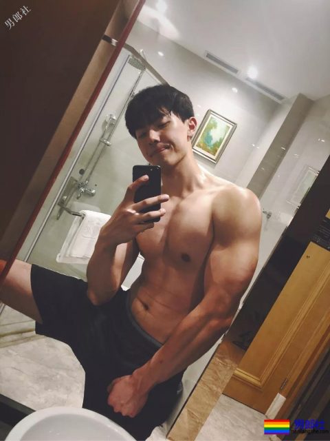 网红腹肌小狼狗大比拼！微博好看男生硬核照，肌肉零差评！ - 51虹马