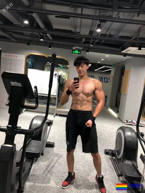 网红腹肌小狼狗大比拼！微博好看男生硬核照，肌肉零差评！ - 51虹马