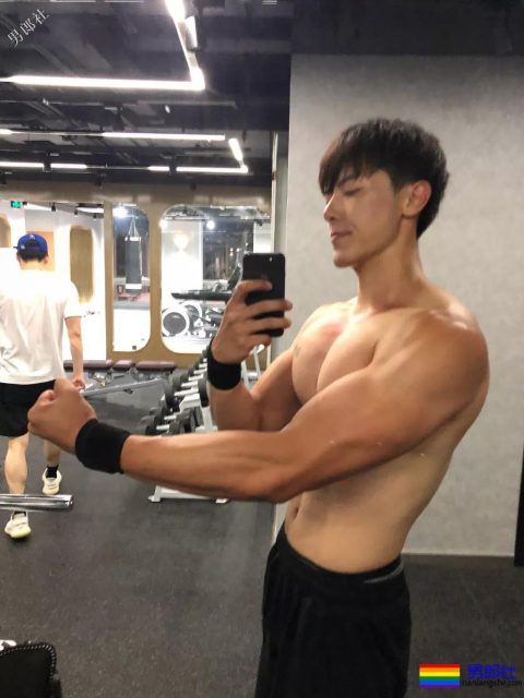 网红腹肌小狼狗大比拼！微博好看男生硬核照，肌肉零差评！ - 51虹马