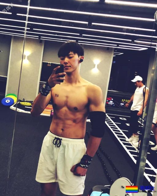 网红腹肌小狼狗大比拼！微博好看男生硬核照，肌肉零差评！ - 51虹马