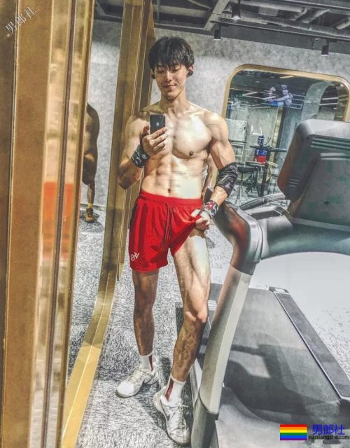 网红腹肌小狼狗大比拼！微博好看男生硬核照，肌肉零差评！ - 51虹马