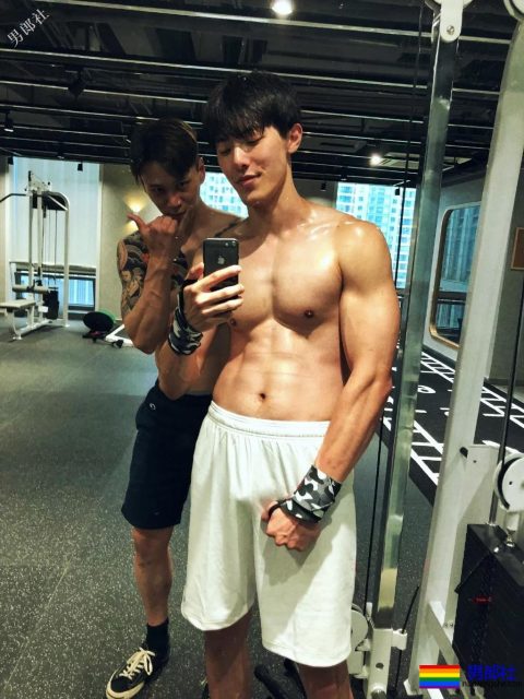 网红腹肌小狼狗大比拼！微博好看男生硬核照，肌肉零差评！ - 51虹马