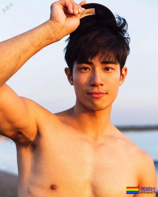 190天菜级篮球帅哥又出新照！大长腿体育生气色满满，这身材绝了！ - 51虹马