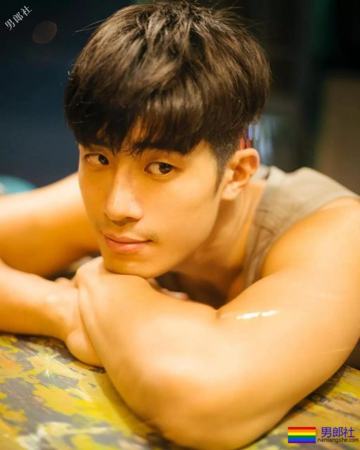 190天菜级篮球帅哥又出新照！大长腿体育生气色满满，这身材绝了！ - 51虹马