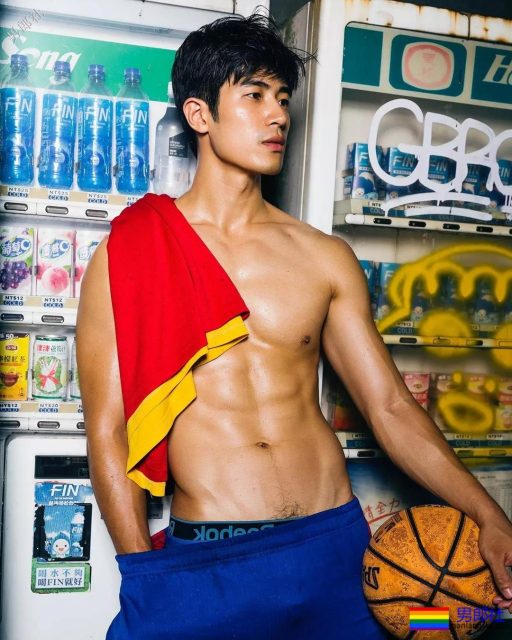 190天菜级篮球帅哥又出新照！大长腿体育生气色满满，这身材绝了！ - 51虹马