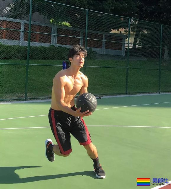 190天菜级篮球帅哥又出新照！大长腿体育生气色满满，这身材绝了！ - 51虹马