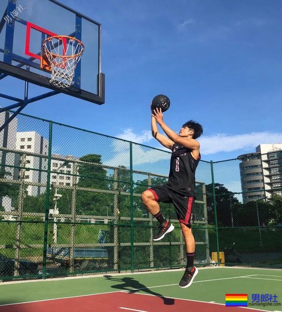 190天菜级篮球帅哥又出新照！大长腿体育生气色满满，这身材绝了！ - 51虹马