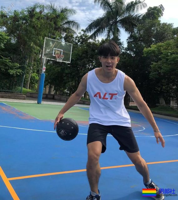 190天菜级篮球帅哥又出新照！大长腿体育生气色满满，这身材绝了！ - 51虹马