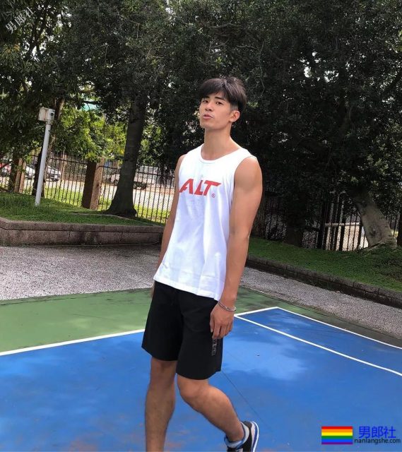 190天菜级篮球帅哥又出新照！大长腿体育生气色满满，这身材绝了！ - 51虹马