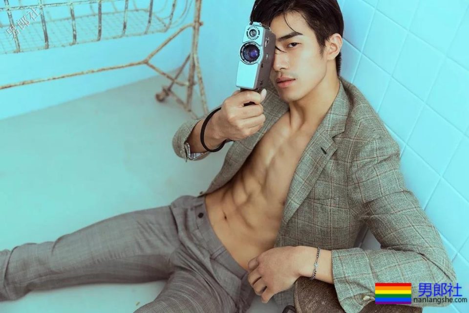 190天菜级篮球帅哥又出新照！大长腿体育生气色满满，这身材绝了！ - 51虹马