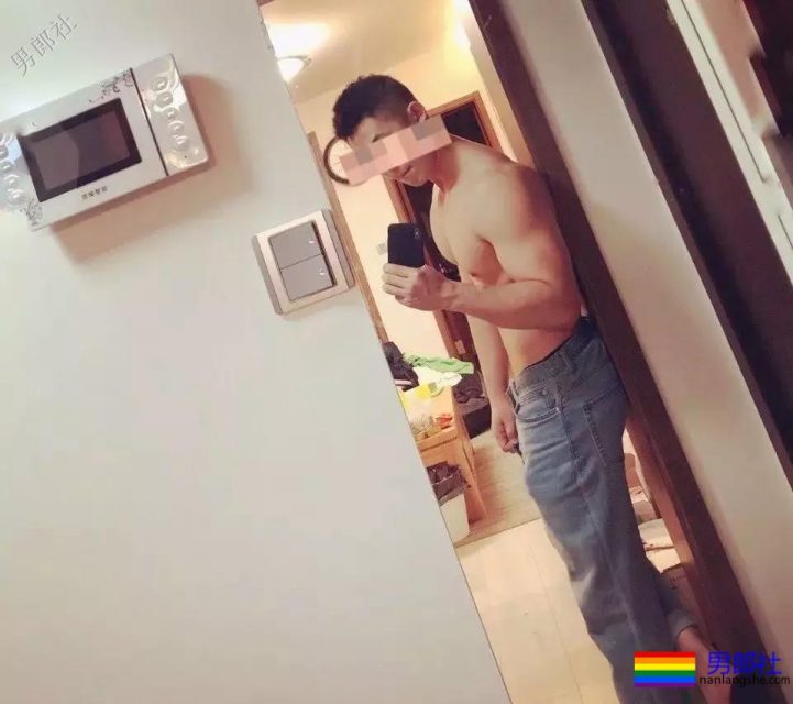 神似郑凯的狼狗小哥哥，凭借胸肌走红gay圈 - 51虹马