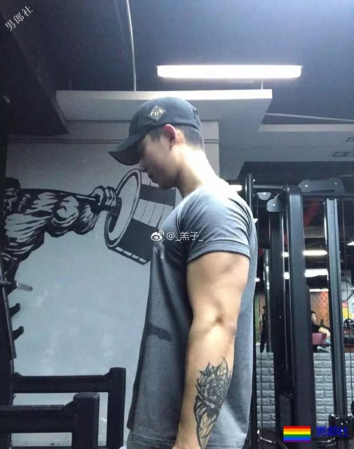 神似郑凯的狼狗小哥哥，凭借胸肌走红gay圈 - 51虹马