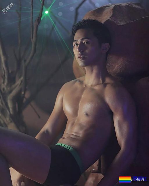 7个男人封面争番位，谁比谁脱得更彻底？ - 51虹马