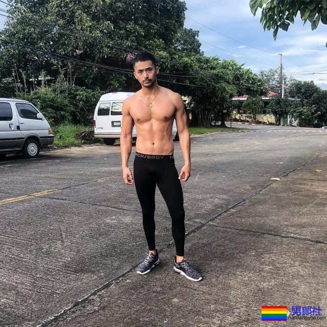 7个男人封面争番位，谁比谁脱得更彻底？ - 51虹马