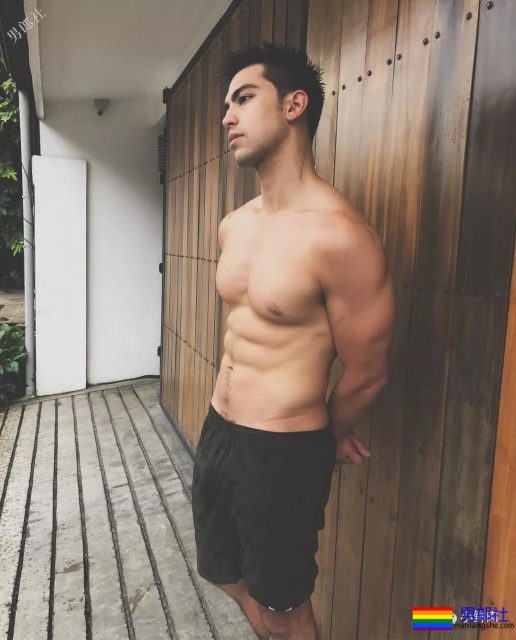 7个男人封面争番位，谁比谁脱得更彻底？ - 51虹马