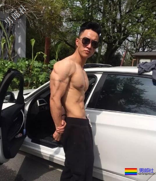 肌肉爷们迷之自信，就因练就了霸气腰-51虹马