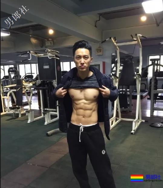 肌肉爷们迷之自信，就因练就了霸气腰 - 51虹马