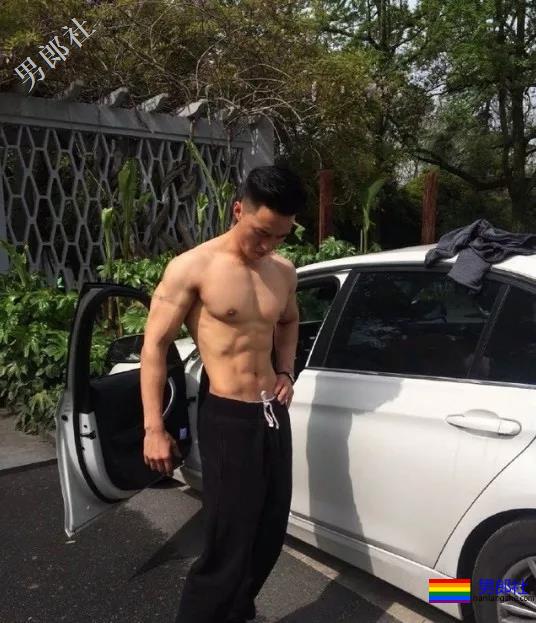 肌肉爷们迷之自信，就因练就了霸气腰 - 51虹马