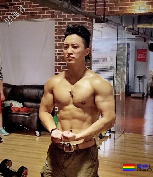 肌肉爷们迷之自信，就因练就了霸气腰 - 51虹马