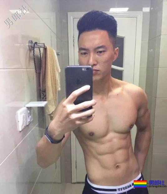 肌肉爷们迷之自信，就因练就了霸气腰 - 51虹马