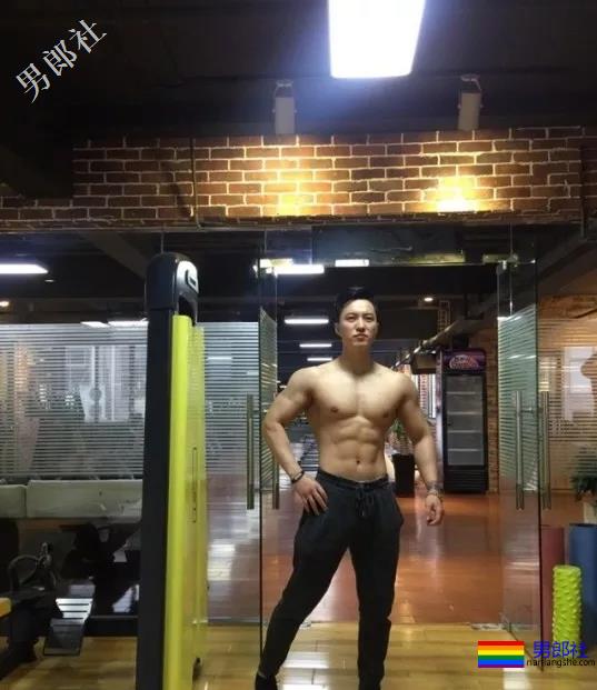 肌肉爷们迷之自信，就因练就了霸气腰 - 51虹马