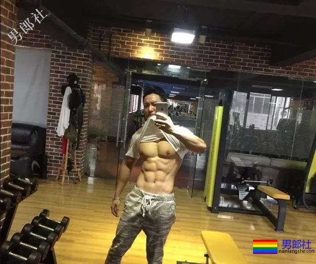 肌肉爷们迷之自信，就因练就了霸气腰 - 51虹马