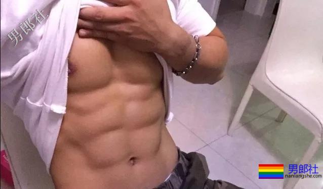 肌肉爷们迷之自信，就因练就了霸气腰 - 51虹马