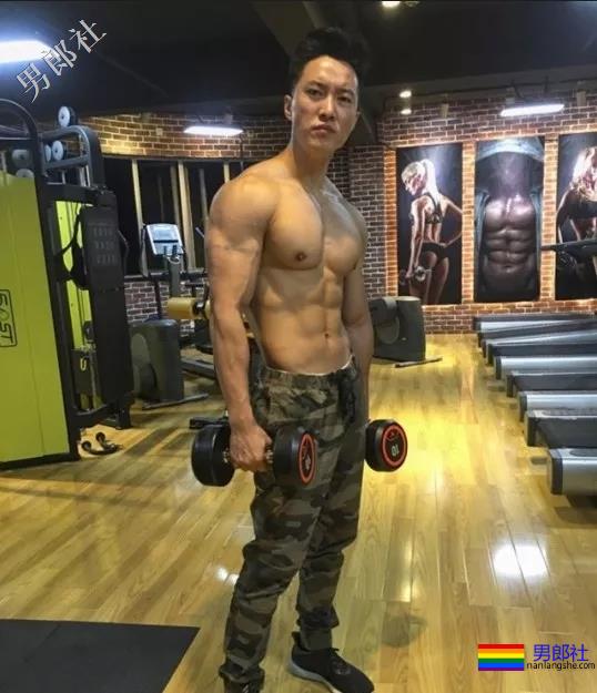 肌肉爷们迷之自信，就因练就了霸气腰 - 51虹马